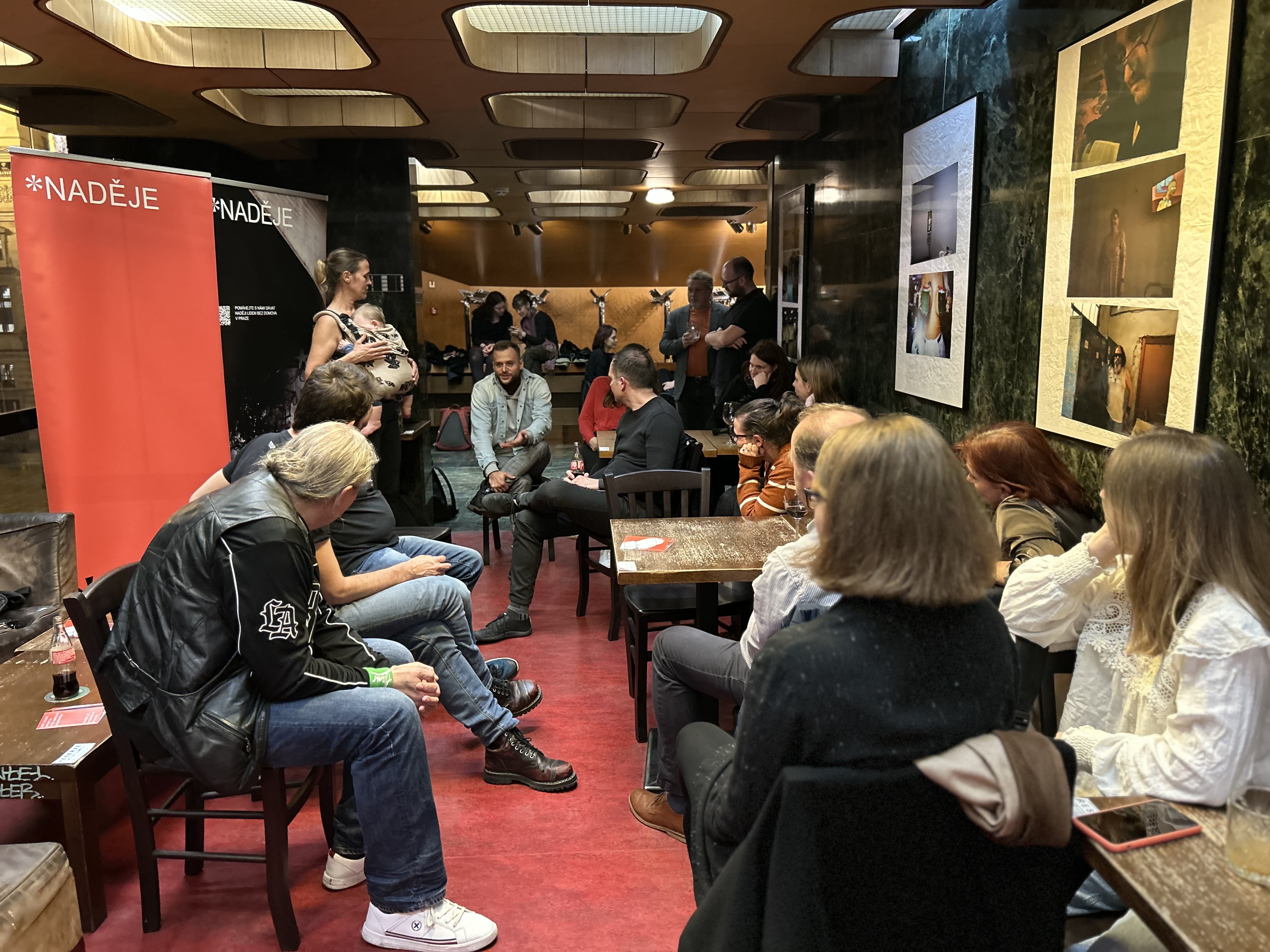 Diskuze k výstavě fotografií v Café NONA
