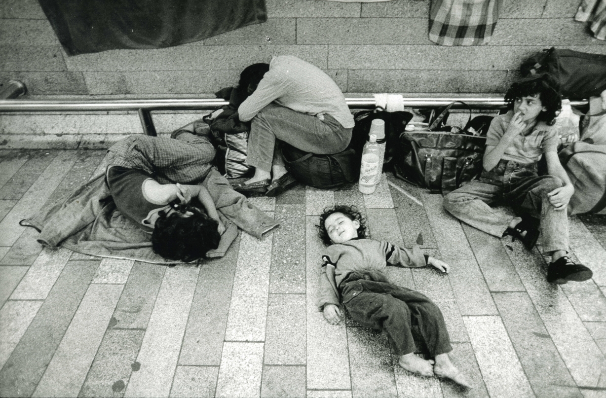 Rumunští uprchlíci na pražských nádražích, srpen 1990, foto: Karel Cudlín