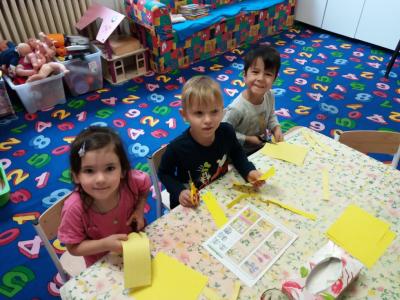Tvoření dětí v klubu azylového domu 