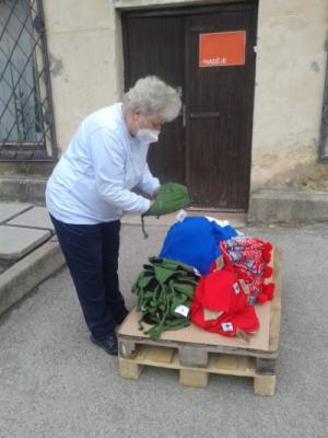 KAMA věnovala krásné čepice a svetry lidem bez domova