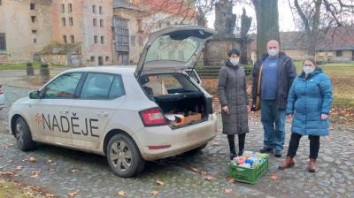 Vánoční dar potravin od farností Bohušovice nad Ohří a Doksany