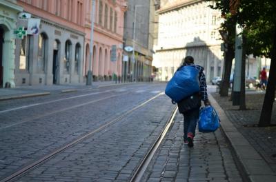 Na ulici se mohou ocitnout lidé staří i mladí – projekt NEJDŘÍV STŘECHA jim rychle zajistí přechodné bydlení