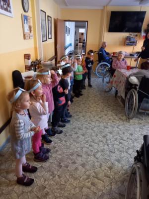 VÁNOČNÍ NÁLADU DONESLY DĚTIČKY Z MŠ ČTYŘLÍSTEK