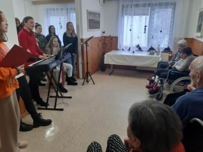 ŽÁCI ZE ZŠ JIRÁSKOVA A JEJICH VYSTOUPENÍ