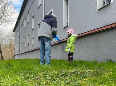 Klienti uklízeli okolí azylového domu