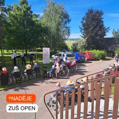 ZUŠ OPEN V RÁMCI SVÉHO HUDEBNÍHO AUTOBUSU PŘIJELA ZAHRÁT PŘED NADĚJI