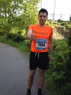Deset statečných zanechalo oranžovou stopu NADĚJE na maratonu v Praze