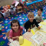 Tvoření dětí v klubu azylového domu 
