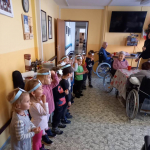 VÁNOČNÍ NÁLADU DONESLY DĚTIČKY Z MŠ ČTYŘLÍSTEK