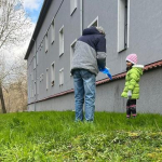 Klienti uklízeli okolí azylového domu