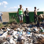 Bezdomovci uklízejí černou skládku u Litoměřic